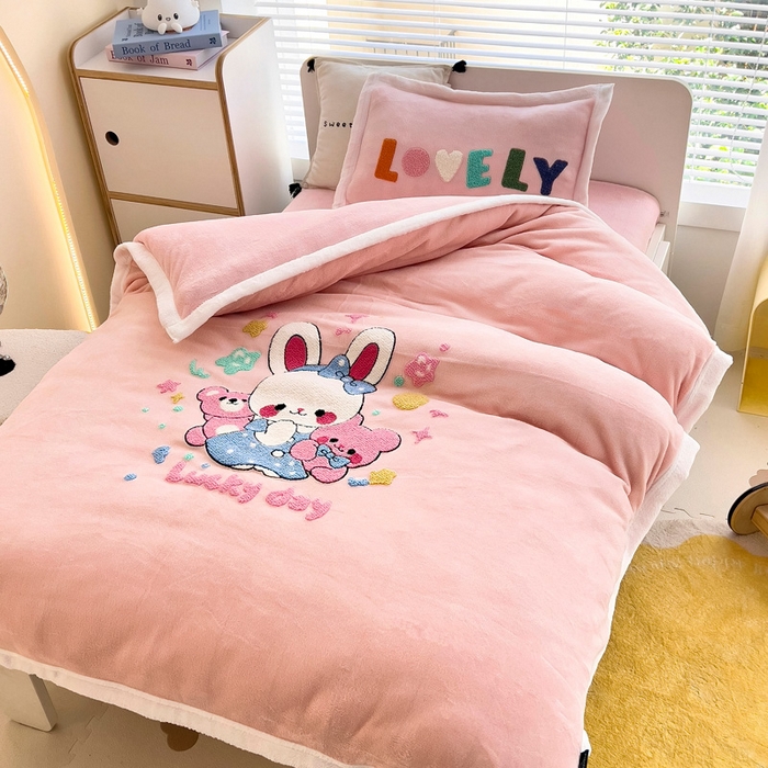 91家纺网 家纺一手货源 找家纺 梵赫 2025新款牛奶绒毛巾绣儿童幼儿园被套被芯组合 玩偶兔兔