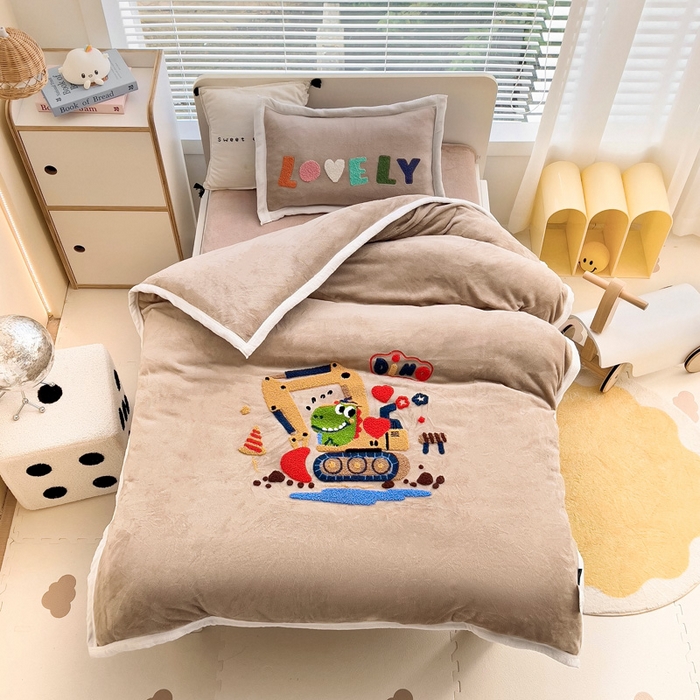 91家纺网 家纺一手货源 找家纺 梵赫 2025新款牛奶绒毛巾绣儿童幼儿园被套被芯组合 挖机小伙伴