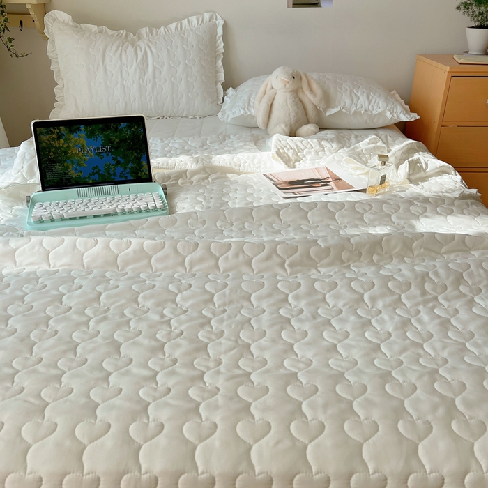 91家纺网 家纺一手货源 找家纺 六巷胡同 2025新款韩系INS博主风小爱心绗缝夏被床盖 INS小爱心-本白