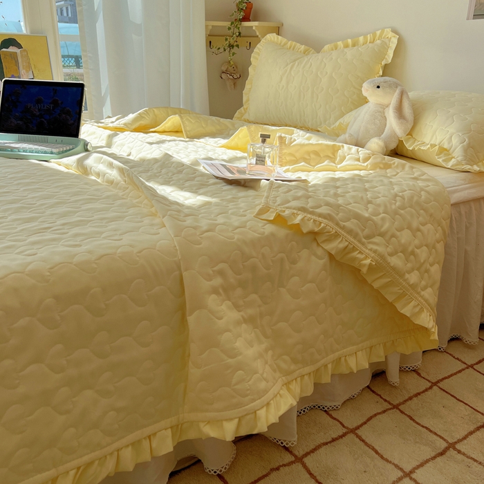 91家纺网 家纺一手货源 找家纺 六巷胡同 2025新款韩系INS博主风小爱心绗缝夏被床盖 INS小爱心-奶黄