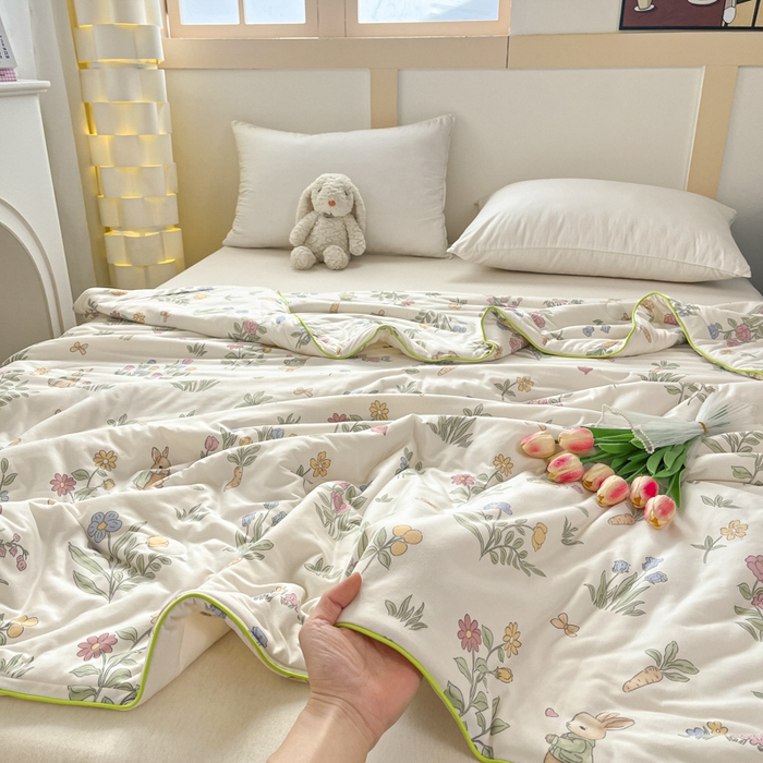 91家纺网 家纺一手货源 找家纺 龙图家纺 2025新款A类母婴针织棉夏被印花卡通凉感丝夏凉被空调被 花园兔