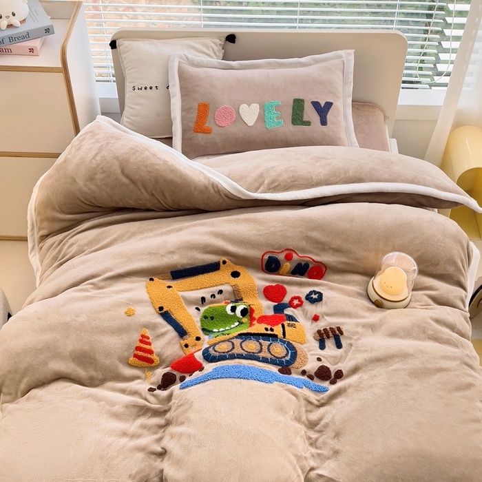 91家纺网 家纺一手货源 找家纺 梵赫 2025新款牛奶绒毛巾绣儿童幼儿园被套被芯组合 挖机小伙伴