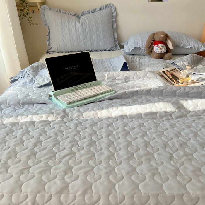 91家纺网 家纺一手货源 找家纺 六巷胡同 2025新款韩系INS博主风小爱心绗缝夏被床盖 INS小爱心-浅蓝