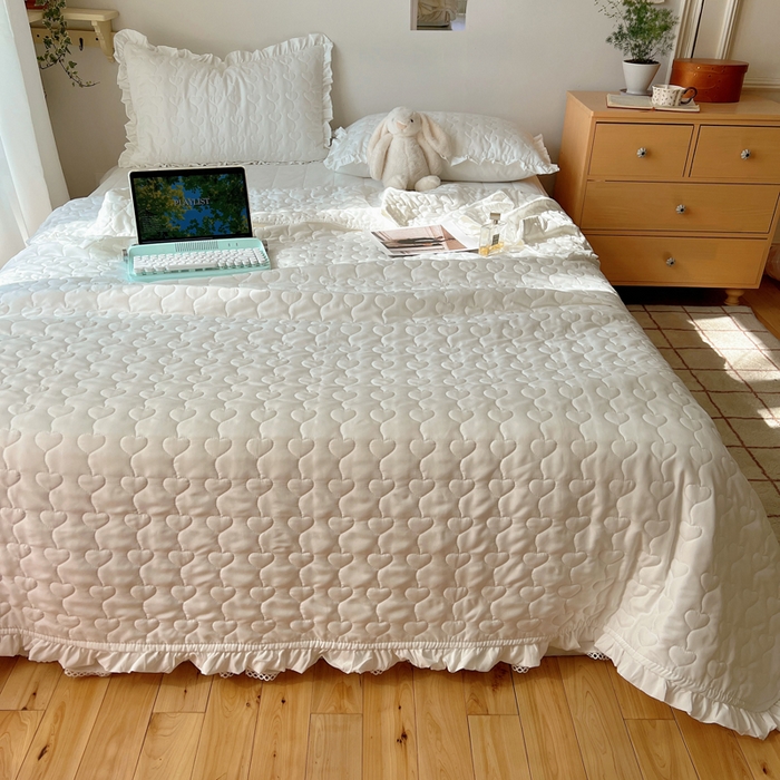 91家纺网 家纺一手货源 找家纺 六巷胡同 2025新款韩系INS博主风小爱心绗缝夏被床盖 INS小爱心-本白