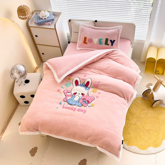 91家纺网 家纺一手货源 找家纺 梵赫 2025新款牛奶绒毛巾绣儿童幼儿园被套被芯组合 玩偶兔兔