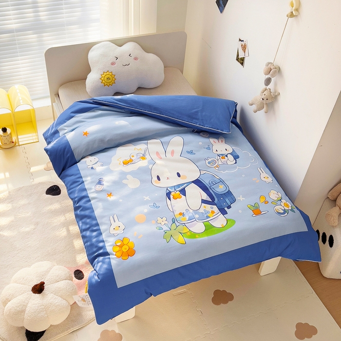 91家纺网 家纺一手货源 找家纺 梵赫 2025新款卡通全棉A类夹棉两用幼儿园儿童夏被被套 背包兔-蓝