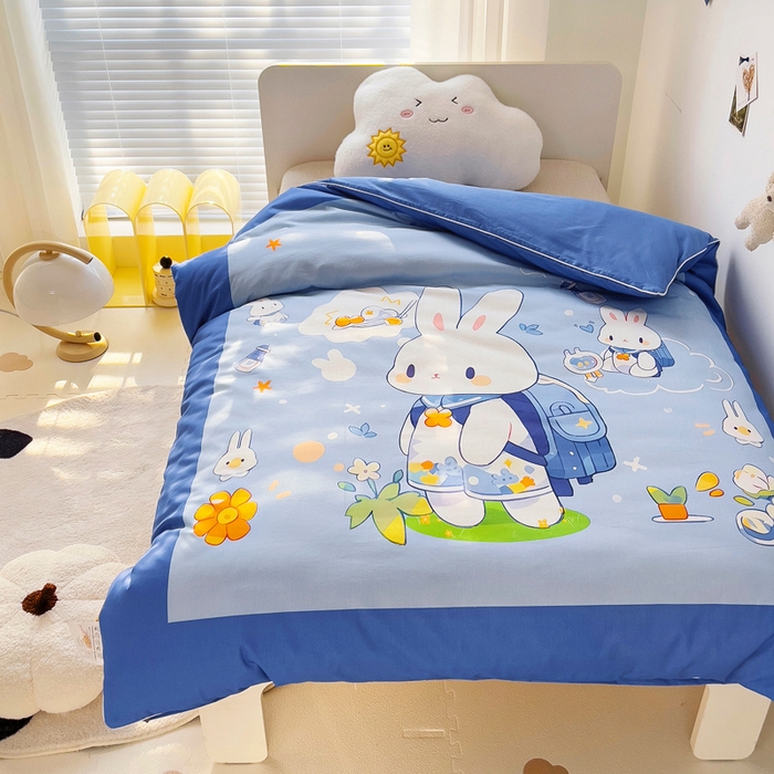 91家纺网 家纺一手货源 找家纺 梵赫 2025新款卡通全棉A类夹棉两用幼儿园儿童夏被被套 背包兔-蓝
