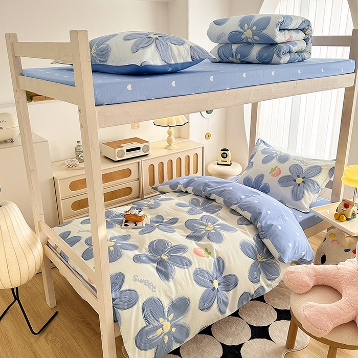 91家纺网 家纺一手货源 找家纺 卡普 2025新款爆款加厚卡通小清新全棉纯棉学生宿舍三件套床笠隔天可拿蓝色甜心