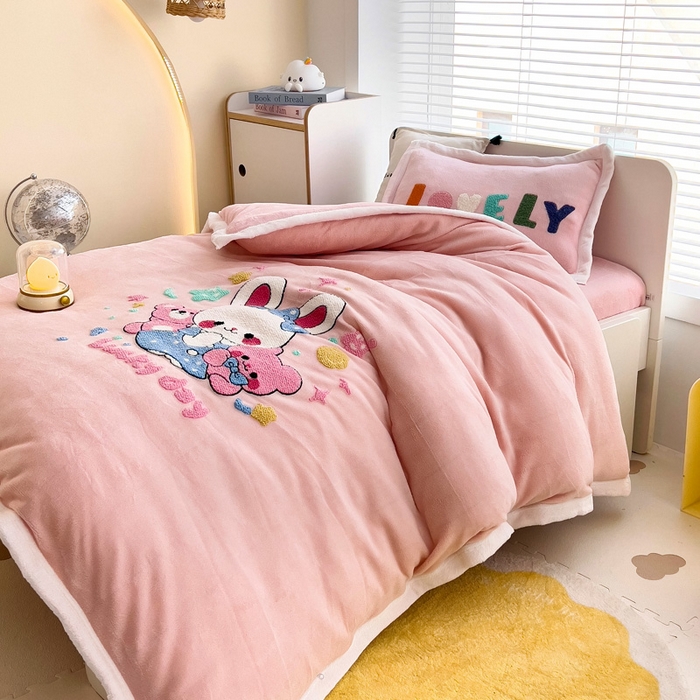 91家纺网 家纺一手货源 找家纺 梵赫 2025新款牛奶绒毛巾绣儿童幼儿园被套被芯组合 玩偶兔兔