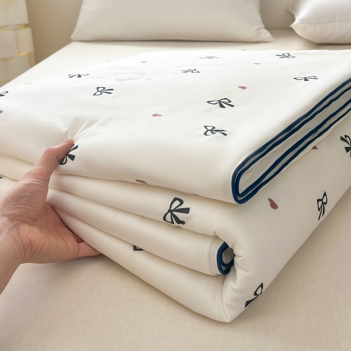 91家纺网 家纺一手货源 找家纺 龙图家纺 2025新款A类母婴针织棉夏被印花卡通凉感丝夏凉被空调被 蝴蝶结