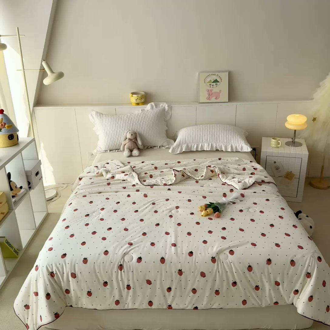 91家纺网 家纺一手货源 找家纺 龙图家纺 2025新款A类母婴针织棉夏被印花卡通凉感丝夏凉被空调被 小草莓