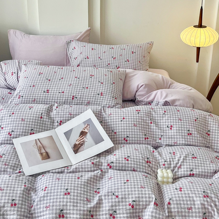 91家纺网 家纺一手货源 找家纺 优米家纺 2025新款色织双层纱木棉四件套 樱桃淡紫小格