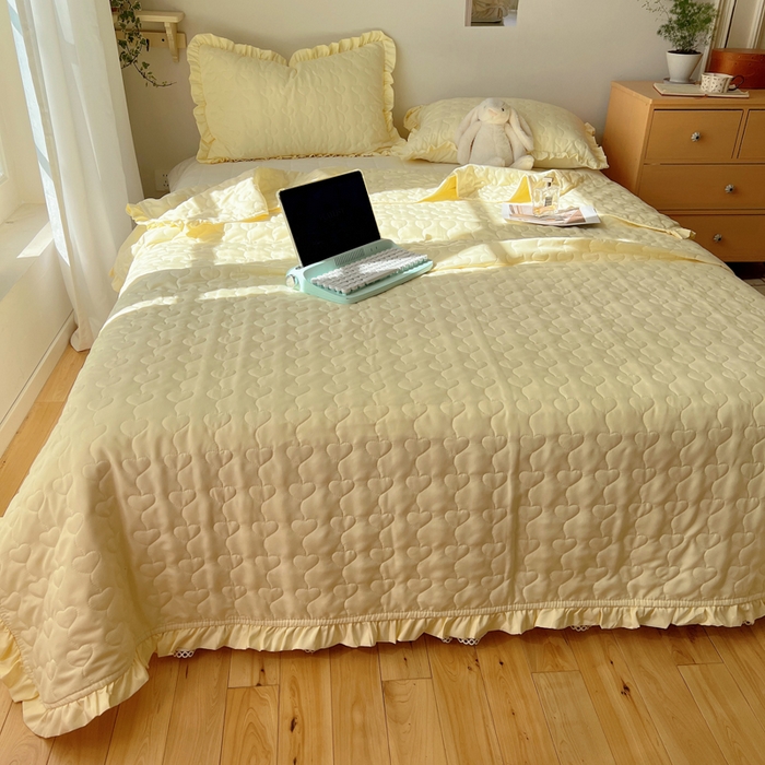 91家纺网 家纺一手货源 找家纺 六巷胡同 2025新款韩系INS博主风小爱心绗缝夏被床盖 INS小爱心-奶黄