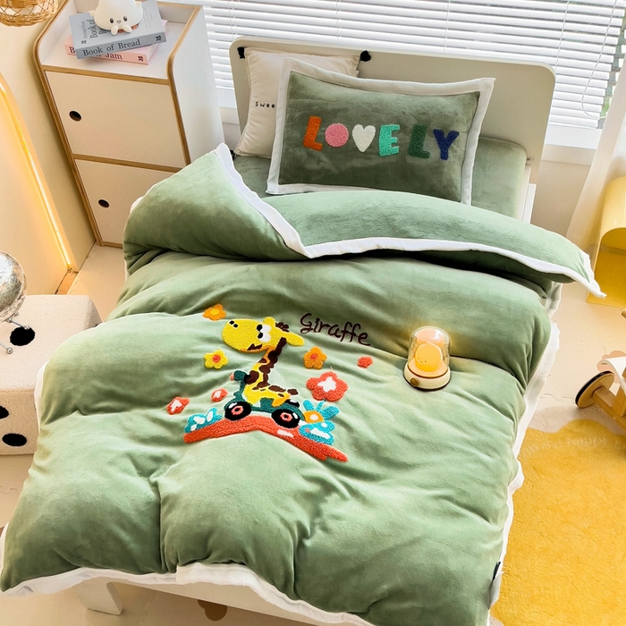 91家纺网 家纺一手货源 找家纺 梵赫 2025新款牛奶绒毛巾绣儿童幼儿园被套被芯组合 滑板长颈鹿