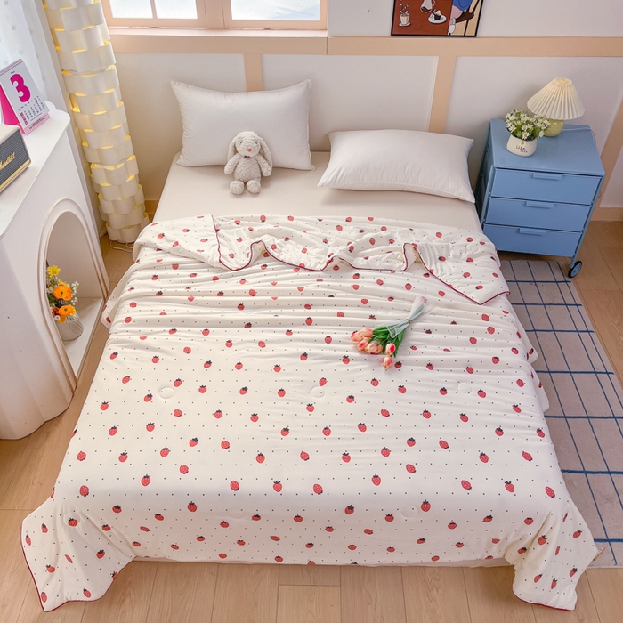 91家纺网 家纺一手货源 找家纺 龙图家纺 2025新款A类母婴针织棉夏被印花卡通凉感丝夏凉被空调被 小草莓