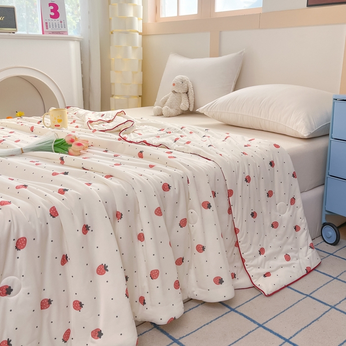 91家纺网 家纺一手货源 找家纺 龙图家纺 2025新款A类母婴针织棉夏被印花卡通凉感丝夏凉被空调被 小草莓