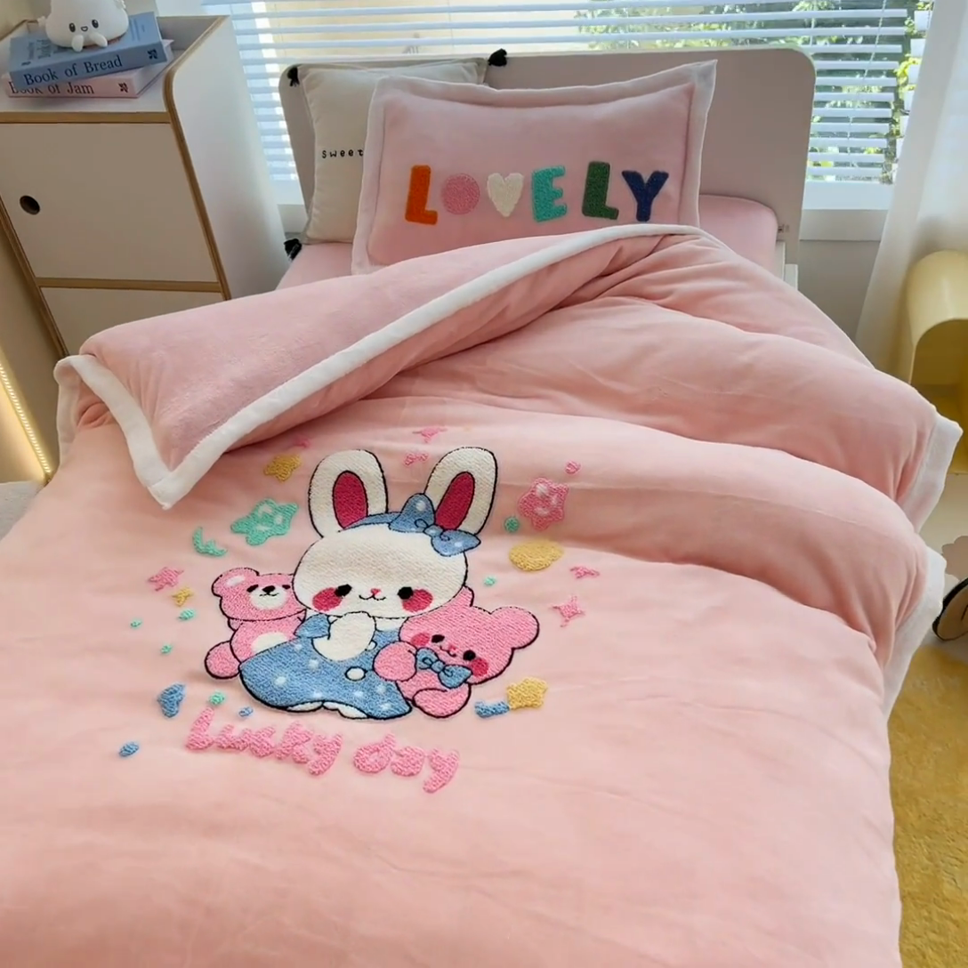 91家纺网 家纺一手货源 找家纺 梵赫 2025新款牛奶绒毛巾绣儿童幼儿园被套被芯组合 玩偶兔兔