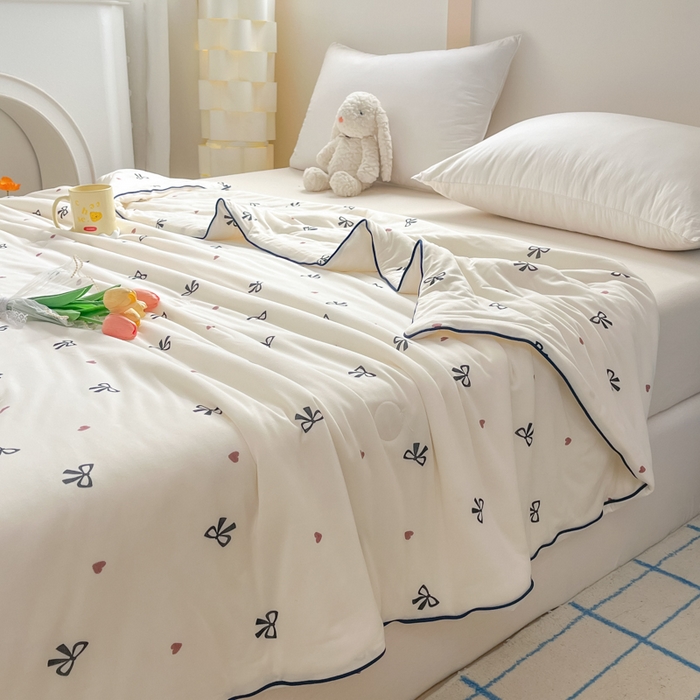 91家纺网 家纺一手货源 找家纺 龙图家纺 2025新款A类母婴针织棉夏被印花卡通凉感丝夏凉被空调被 蝴蝶结