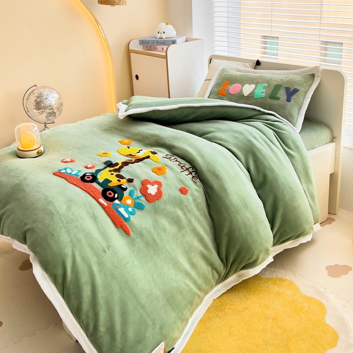 91家纺网 家纺一手货源 找家纺 梵赫 2025新款牛奶绒毛巾绣儿童幼儿园被套被芯组合 滑板长颈鹿