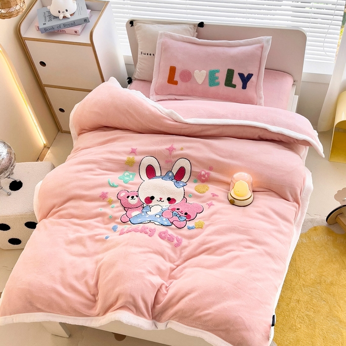 91家纺网 家纺一手货源 找家纺 梵赫 2025新款牛奶绒毛巾绣儿童幼儿园被套被芯组合 玩偶兔兔