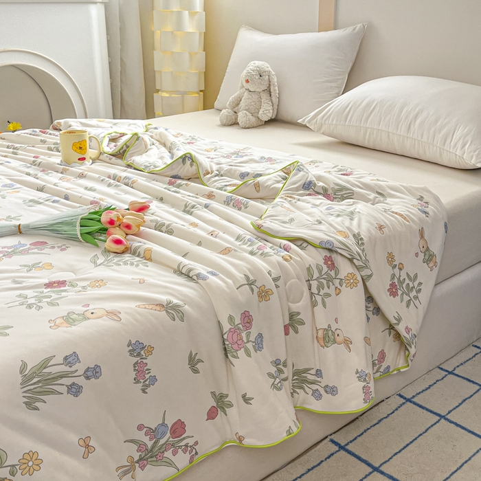 91家纺网 家纺一手货源 找家纺 龙图家纺 2025新款A类母婴针织棉夏被印花卡通凉感丝夏凉被空调被 花园兔