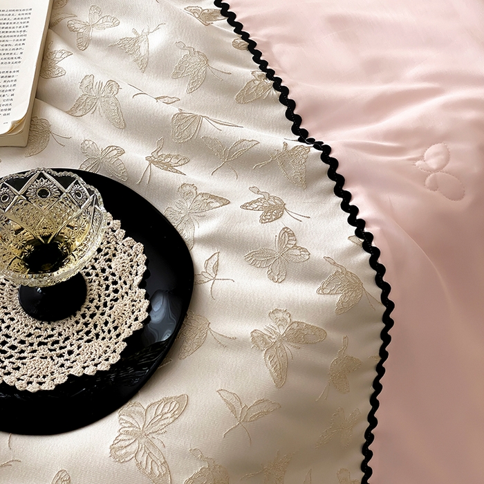 91家纺网 家纺一手货源 找家纺 （总）富米莱（原臻工厂） 2025新款西西里莱赛尔天丝法式公主风浮雕蝴蝶夏被床盖四件套