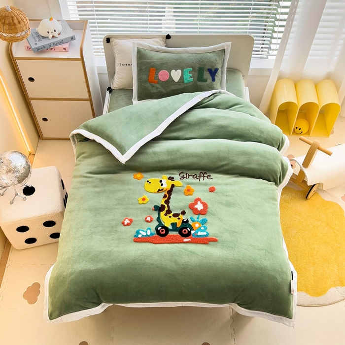 91家纺网 家纺一手货源 找家纺 梵赫 2025新款牛奶绒毛巾绣儿童幼儿园被套被芯组合 滑板长颈鹿
