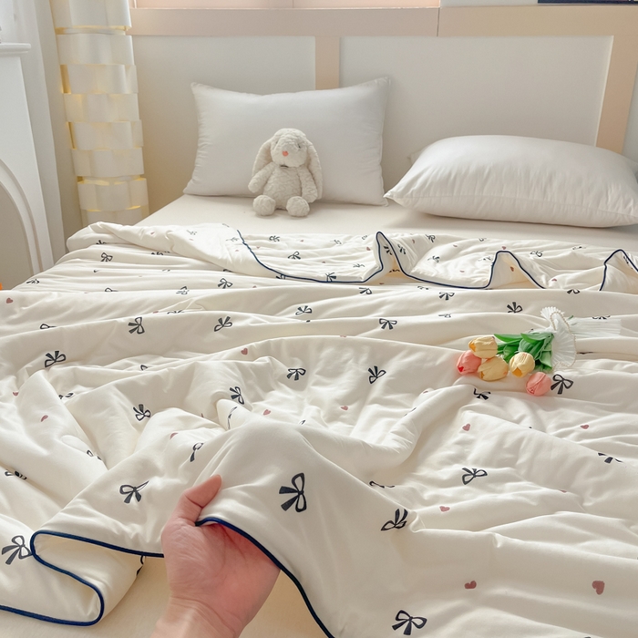 91家纺网 家纺一手货源 找家纺 龙图家纺 2025新款A类母婴针织棉夏被印花卡通凉感丝夏凉被空调被 蝴蝶结