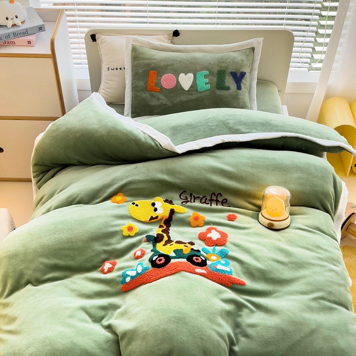 91家纺网 家纺一手货源 找家纺 梵赫 2025新款A类牛奶绒毛巾绣儿童幼儿园三件套多件套 滑板长颈鹿