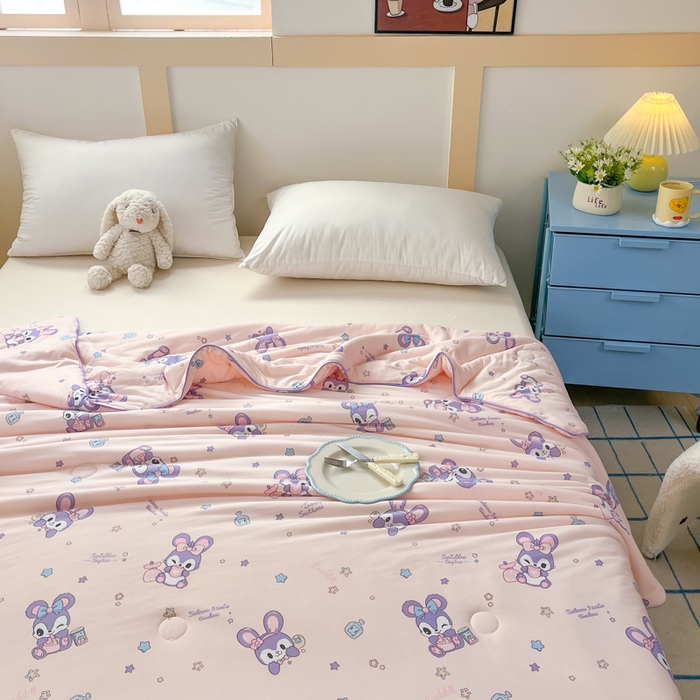 91家纺网 家纺一手货源 找家纺 龙图家纺 2025新款A类母婴针织棉夏被印花卡通凉感丝夏凉被空调被 粉色顽皮兔