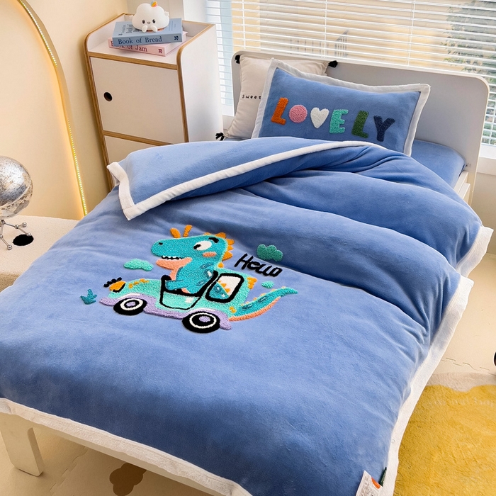 91家纺网 家纺一手货源 找家纺 梵赫 2025新款牛奶绒毛巾绣儿童幼儿园被套被芯组合 汽车霸王龙