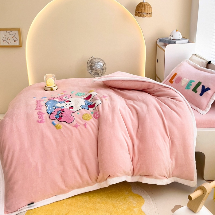 91家纺网 家纺一手货源 找家纺 梵赫 2025新款A类牛奶绒毛巾绣儿童幼儿园三件套多件套 玩偶兔兔