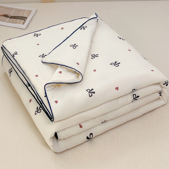 91家纺网 家纺一手货源 找家纺 龙图家纺 2025新款A类母婴针织棉夏被印花卡通凉感丝夏凉被空调被 蝴蝶结