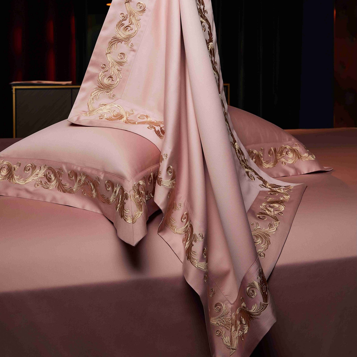 91家纺网 家纺一手货源 找家纺 缔缦 2025新款高端定织面料S140长绒棉精梳棉重磅刺绣四件套罗莎系列 罗莎 玉粉