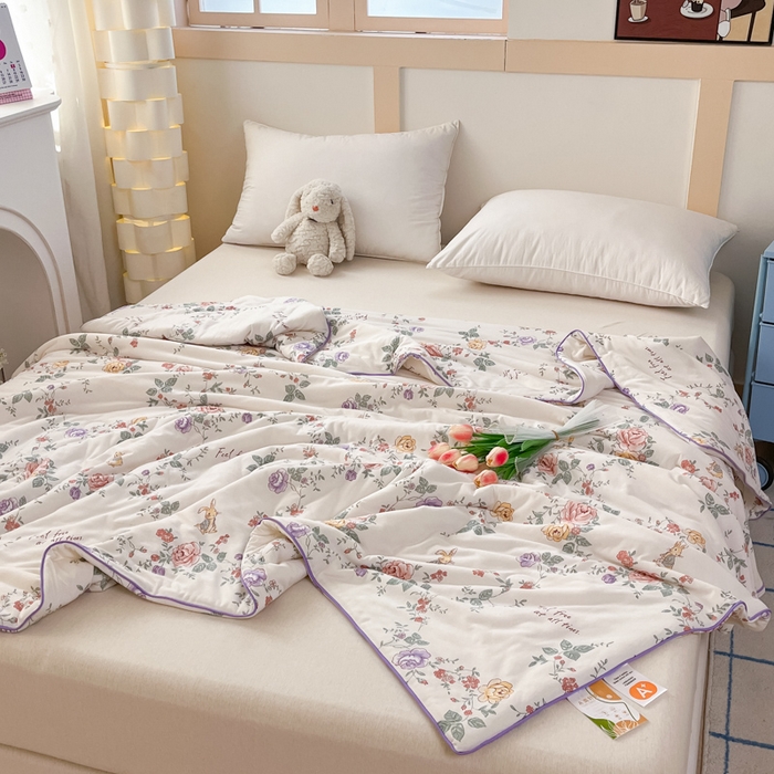 91家纺网 家纺一手货源 找家纺 龙图家纺 2025新款A类母婴针织棉夏被印花卡通凉感丝夏凉被空调被 蔷薇兔