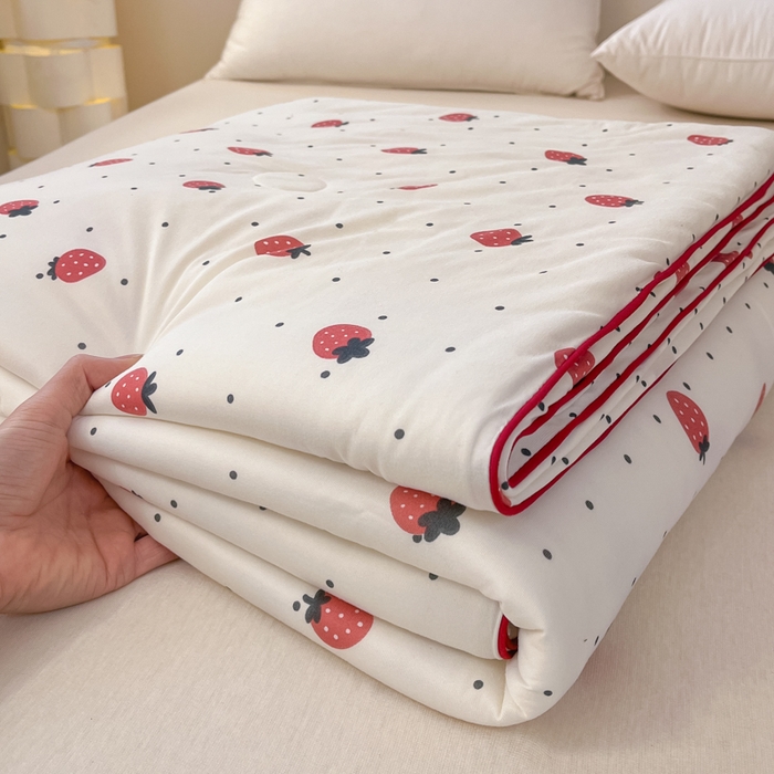 91家纺网 家纺一手货源 找家纺 龙图家纺 2025新款A类母婴针织棉夏被印花卡通凉感丝夏凉被空调被 小草莓