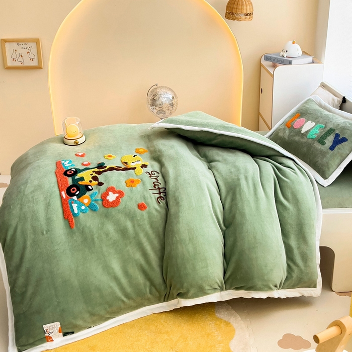 91家纺网 家纺一手货源 找家纺 梵赫 2025新款A类牛奶绒毛巾绣儿童幼儿园三件套多件套 滑板长颈鹿