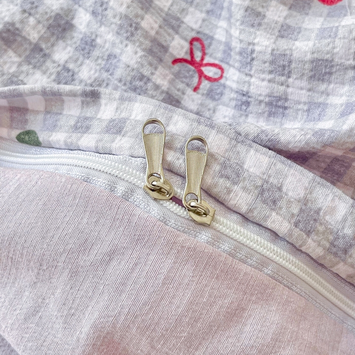 91家纺网 家纺一手货源 找家纺 优米家纺 2025新款色织双层纱木棉四件套 樱桃淡紫小格