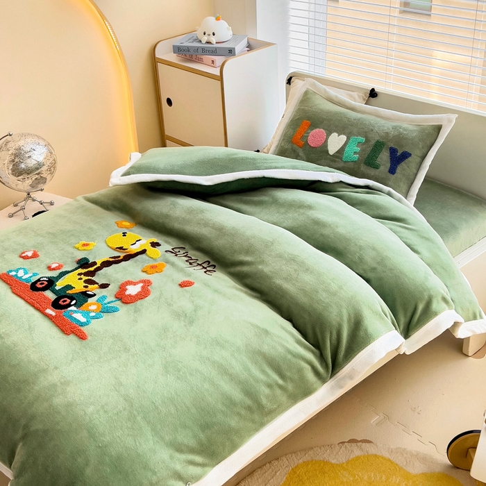 91家纺网 家纺一手货源 找家纺 梵赫 2025新款A类牛奶绒毛巾绣儿童幼儿园三件套多件套 滑板长颈鹿