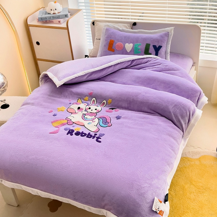 91家纺网 家纺一手货源 找家纺 梵赫 2025新款A类牛奶绒毛巾绣儿童幼儿园三件套多件套 骑士兔兔