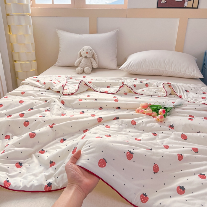 91家纺网 家纺一手货源 找家纺 龙图家纺 2025新款A类母婴针织棉夏被印花卡通凉感丝夏凉被空调被 小草莓