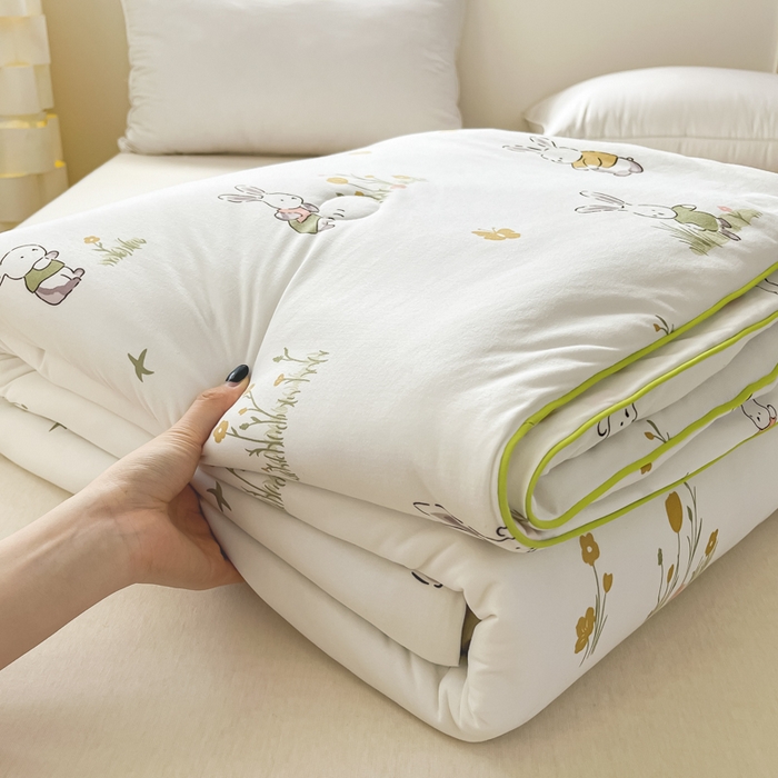 91家纺网 家纺一手货源 找家纺 龙图家纺 2025新款A类母婴针织棉夏被印花卡通凉感丝夏凉被空调被 兔子乐园