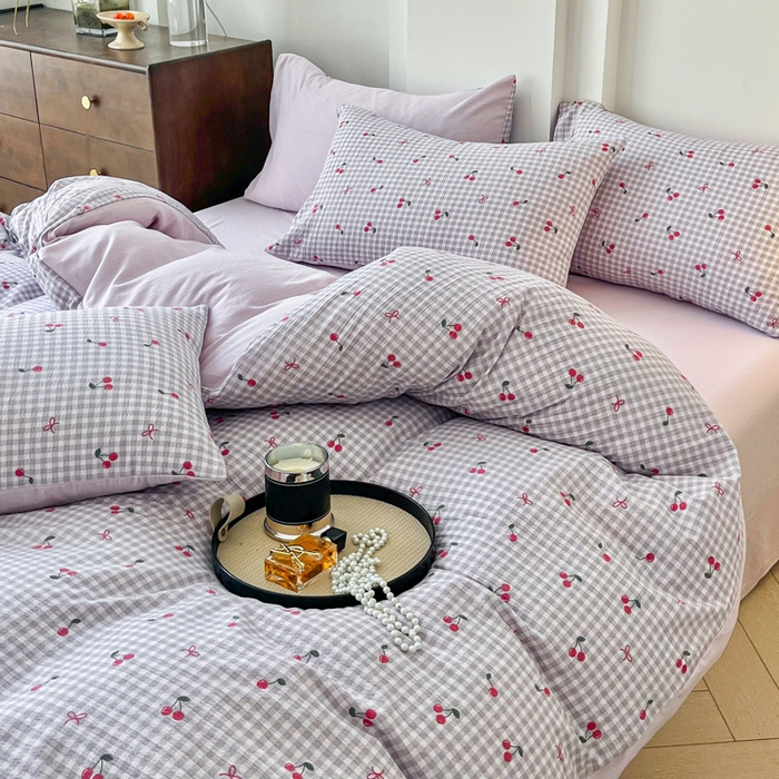 91家纺网 家纺一手货源 找家纺 优米家纺 2025新款色织双层纱木棉四件套 樱桃淡紫小格