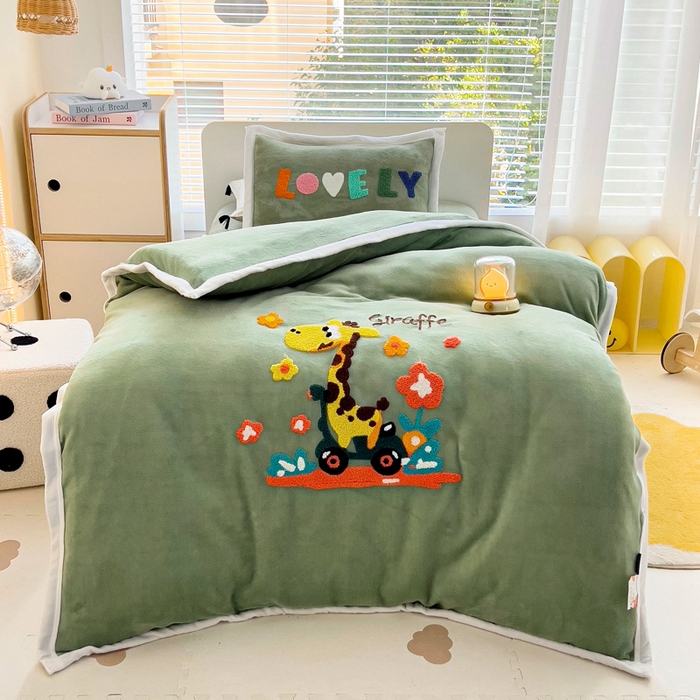 91家纺网 家纺一手货源 找家纺 梵赫 2025新款A类牛奶绒毛巾绣儿童幼儿园三件套多件套 滑板长颈鹿