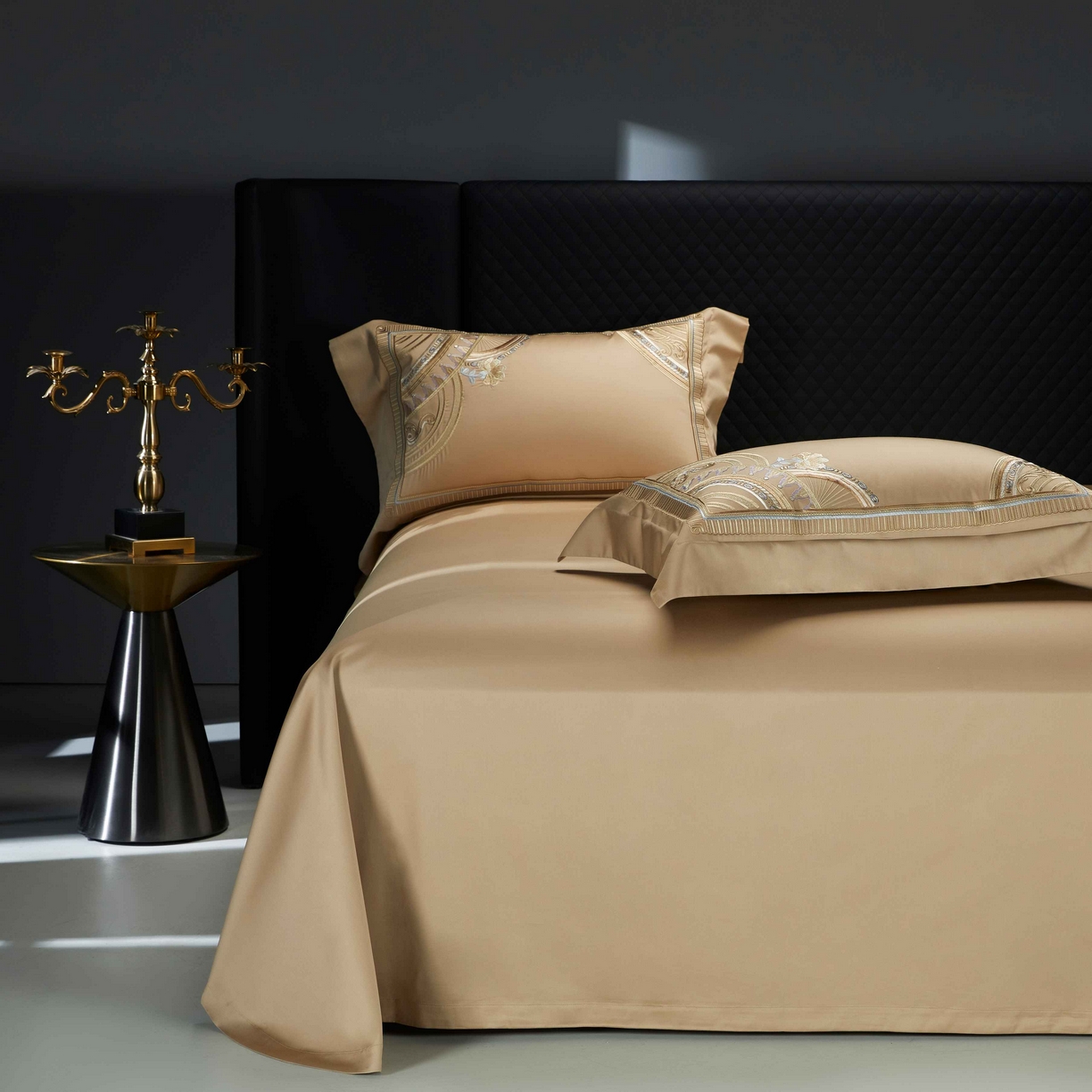 91家纺网 家纺一手货源 找家纺 2025新款高端定织面料S140长绒棉精梳棉重磅刺绣四件套巴赫系列 巴赫 卡其