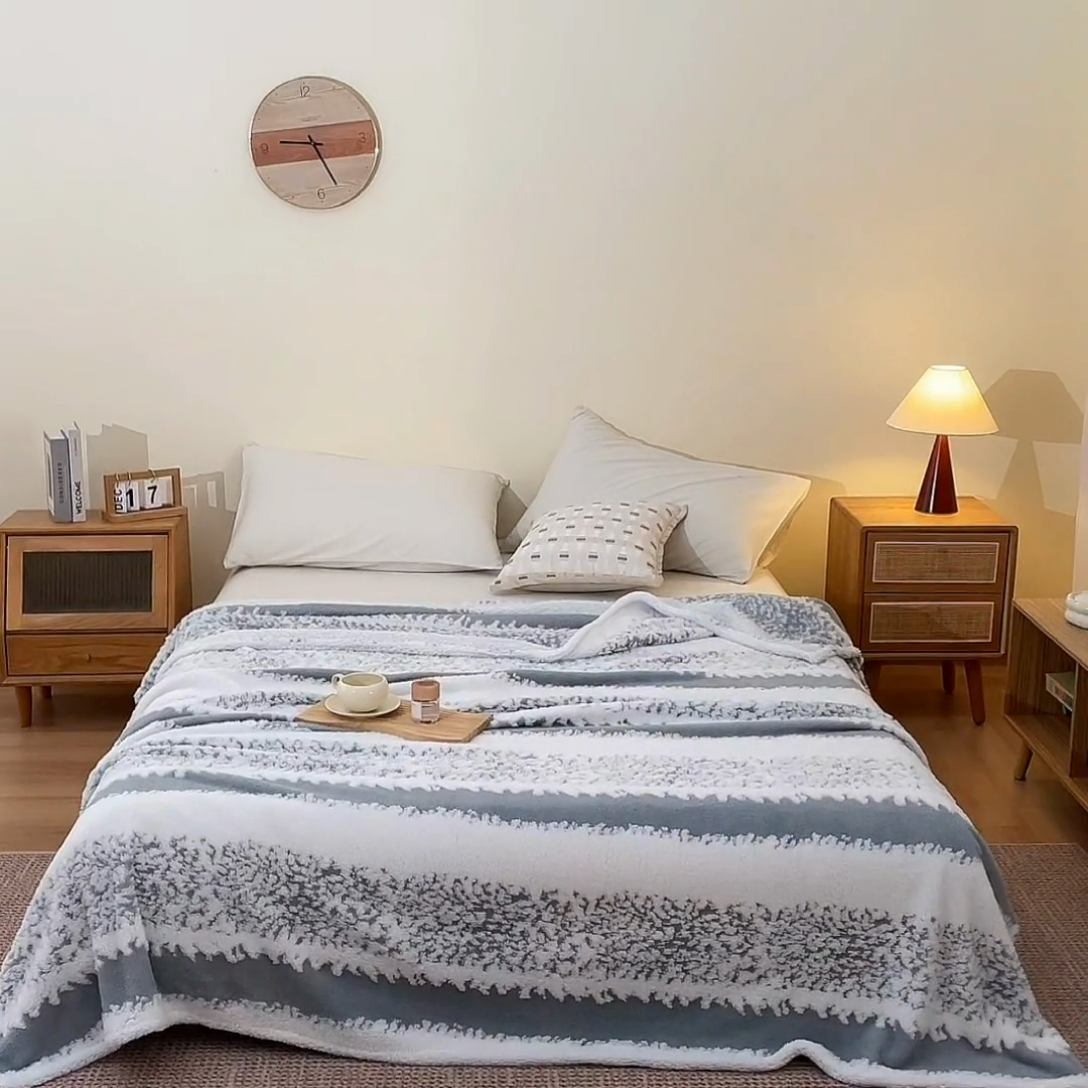 91家纺网 家纺一手货源 找家纺 潮邦 2025新款阳离子柔云毯毛毯-素影雅韵系列【可供跨境电商可压缩】 韵灰