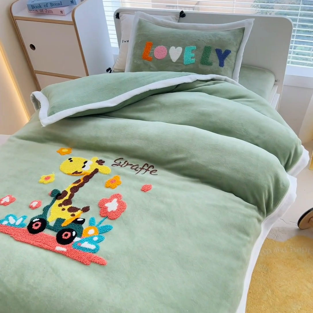 91家纺网 家纺一手货源 找家纺 梵赫 2025新款牛奶绒毛巾绣儿童幼儿园被套被芯组合 滑板长颈鹿