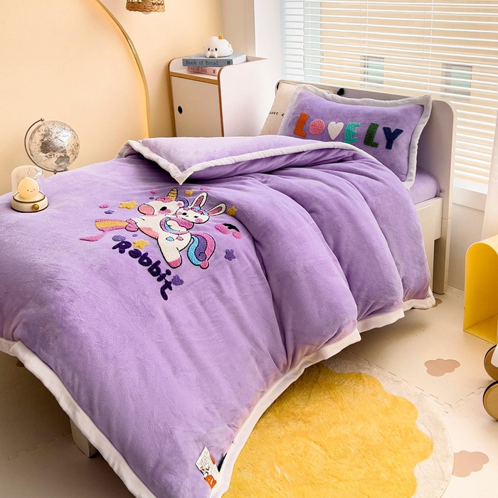 91家纺网 家纺一手货源 找家纺 梵赫 2025新款牛奶绒毛巾绣儿童幼儿园被套被芯组合 骑士兔兔