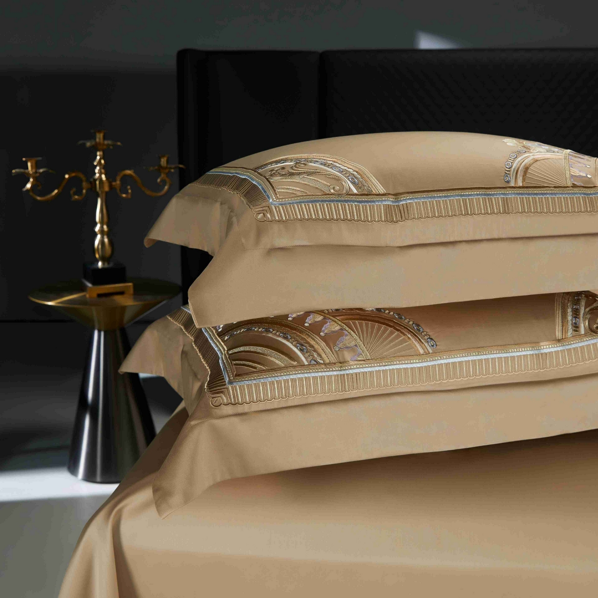 91家纺网 家纺一手货源 找家纺 2025新款高端定织面料S140长绒棉精梳棉重磅刺绣四件套巴赫系列 巴赫 卡其