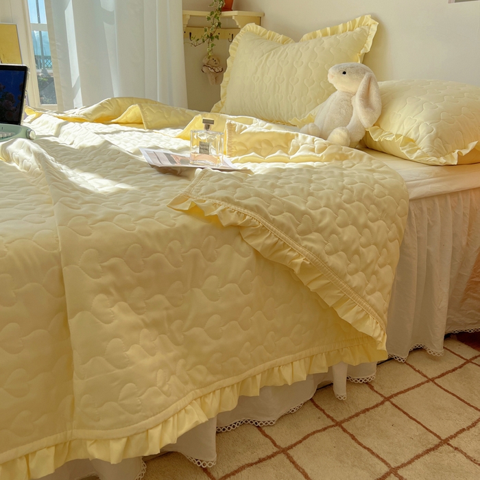 91家纺网 家纺一手货源 找家纺 六巷胡同 2025新款韩系INS博主风小爱心绗缝夏被床盖 INS小爱心-奶黄